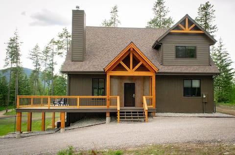 Brand New 4 bedroom cabin with hot tub