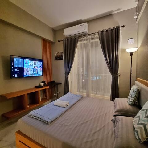 Simple Studio Room - Double Bed Sky House ICE BSD