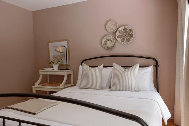 ห้องสีชมพูมีที่นอน ENDY ขนาดควีนไซส์และผ้าปูที่นอนนุ่มและหรูหราสำหรับการใช้งานของคุณ 