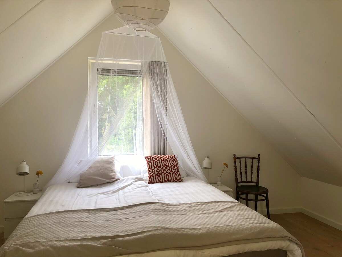 chambre à l'étage avec lit double 