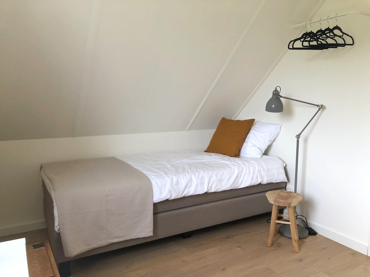 chambre à l'étage avec deux lits simples 