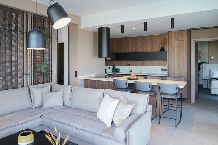 A LUXURY HOUSE WITH MAGNIFICENT VIEW. gallery image 3