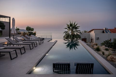 A LUXURY HOUSE WITH MAGNIFICENT VIEW.