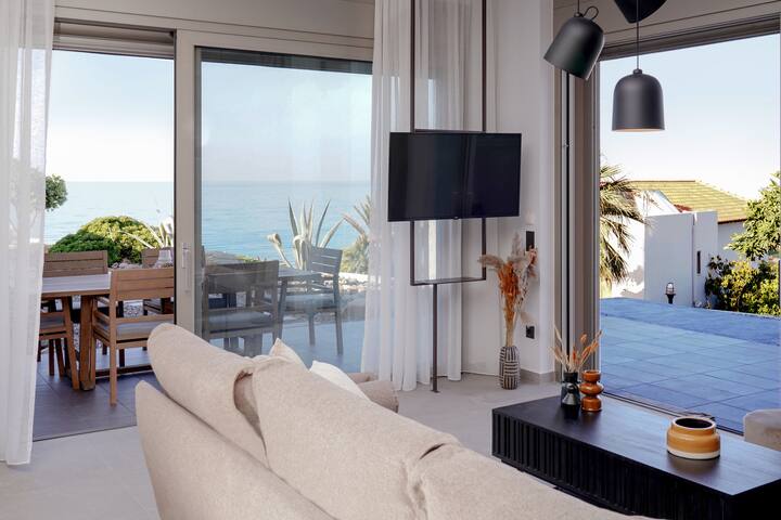 A LUXURY HOUSE WITH MAGNIFICENT VIEW. gallery image 5