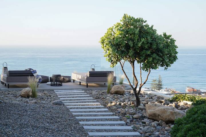 A LUXURY HOUSE WITH MAGNIFICENT VIEW. gallery image 2