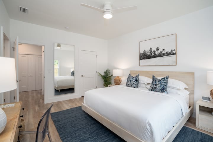 ห้องนอนเตียงคิงไซส์หลักพร้อมตู้เสื้อผ้าแบบวอล์กอินและห้องน้ำในตัว