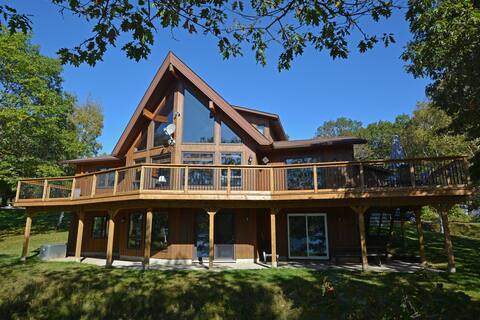 Vista Lakehouse - Luxury Waterfront Cottage!