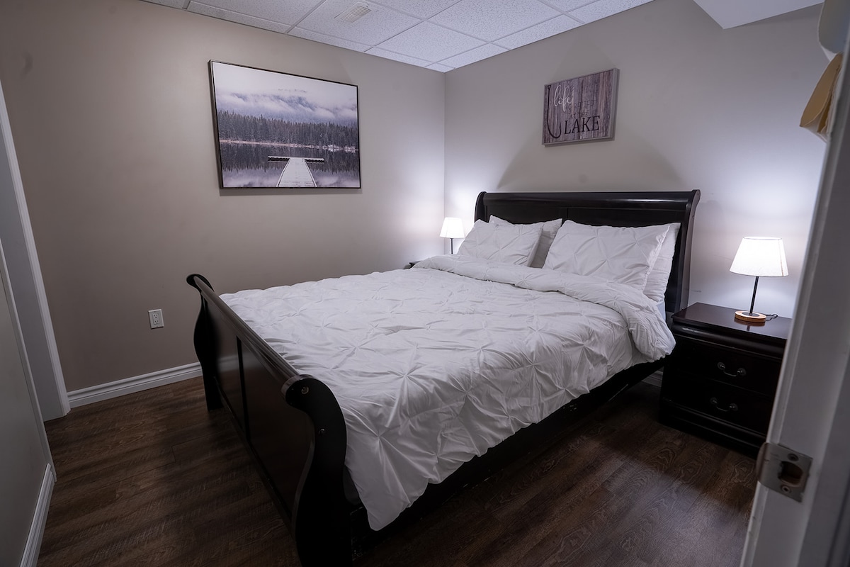'The Cedar Room' - Queen Bedroom, Lower level