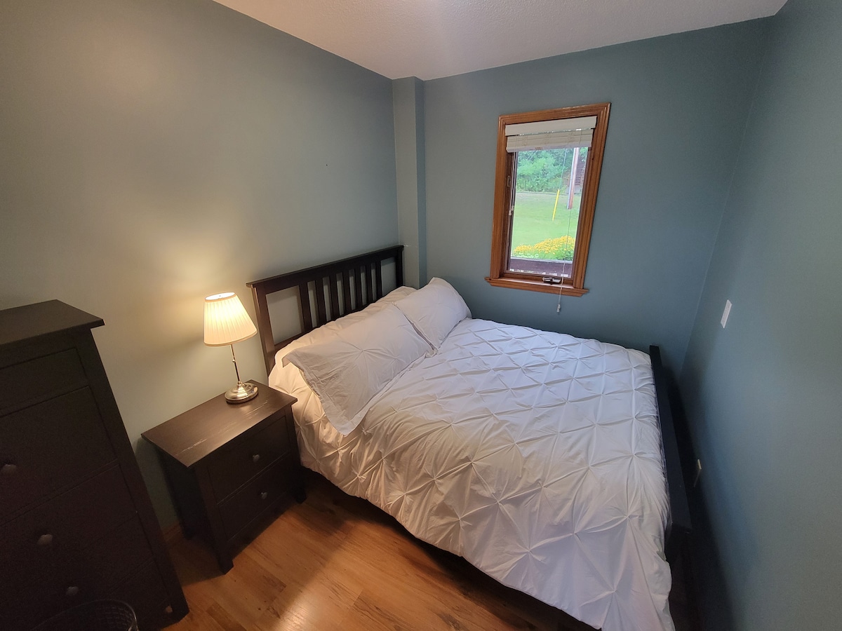 'The Pine Room' - Double bed, Main floor