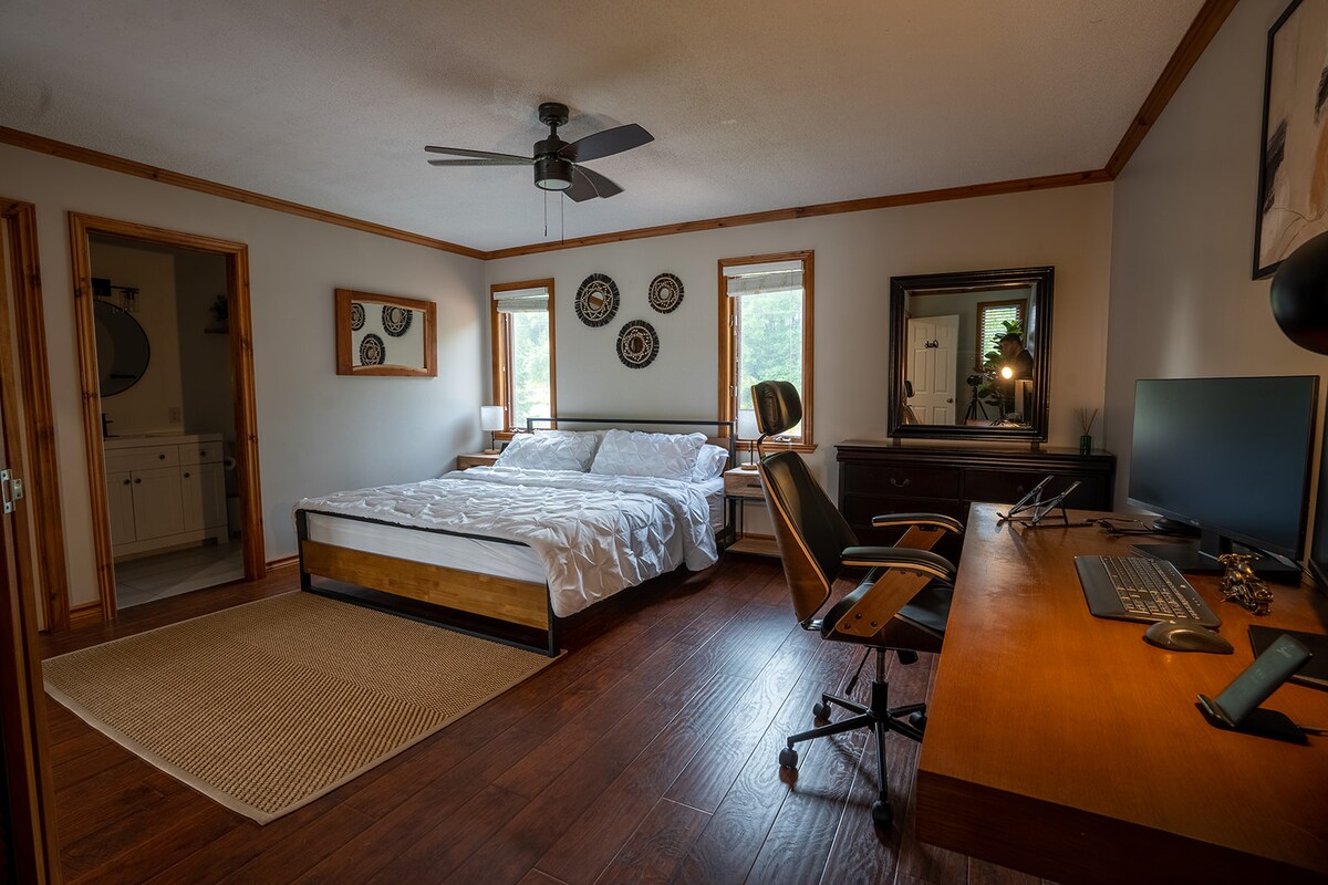 'Oak' Room - Master Bedroom