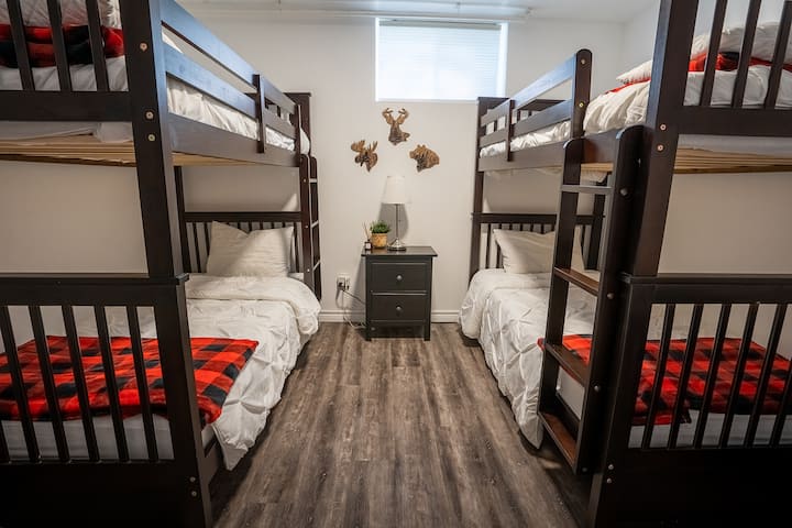 'The Maple Room' - 4 מיטות נפרדות (לילדים בלבד), חדר שינה במפלס התחתון