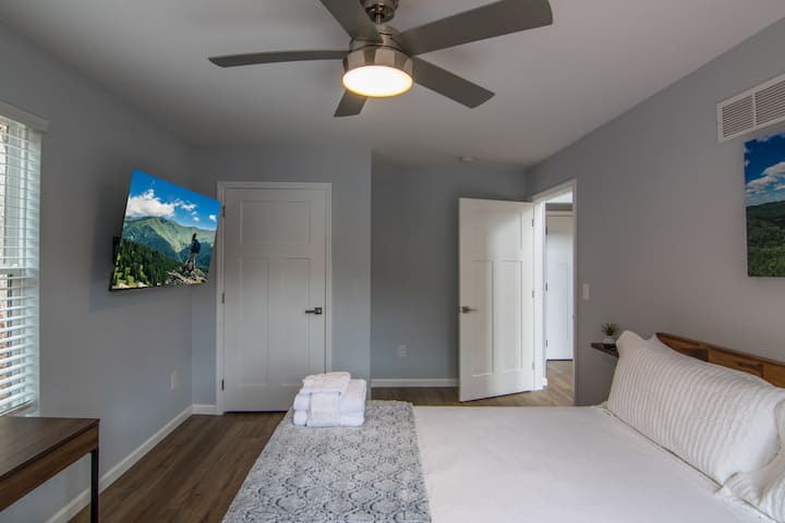 Основна спалня с двойно легло king size и 55 - инчов HD телевизор.