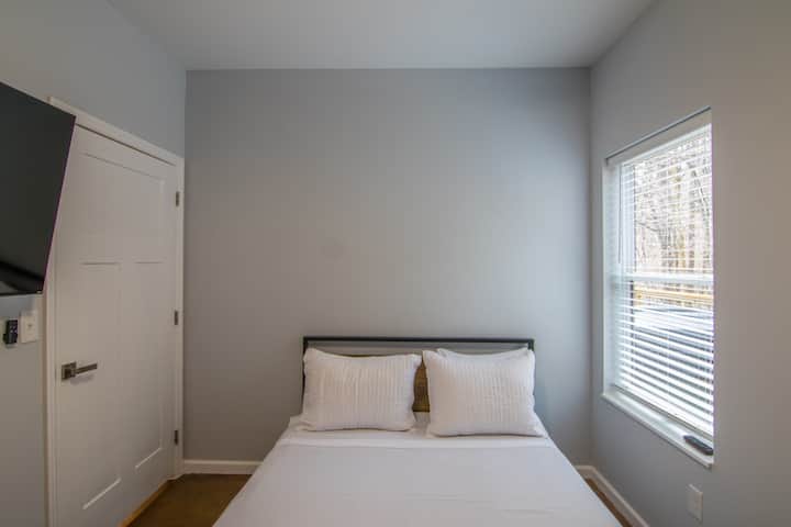 Спалня на долния етаж с двойно легло и 55 - инчов HD телевизор.