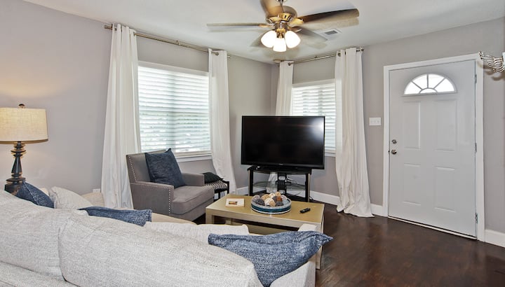 Remodeled Trinity Groves Gem ~ King & Queen Beds - Dallas, TX
