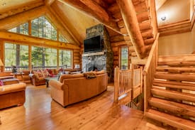 Luxury Log Chalet, Ski In/Out, Pool+Private HotTub