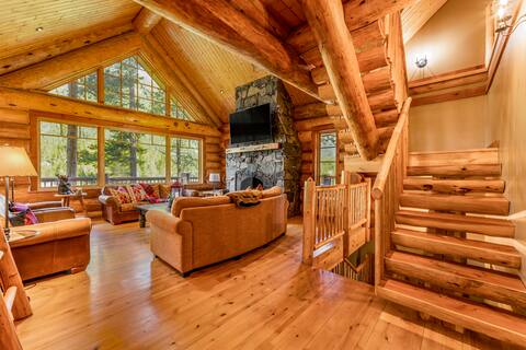 Luxury Log Chalet, Ski In/Out, Pool+Private HotTub