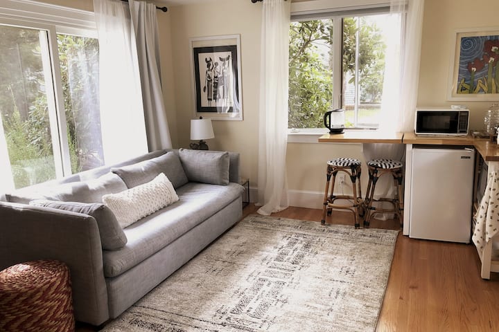 סלון מרווח ומואר היטב שנועד להירגע אחרי יום קשה בחוף הים!
העיצוב כולל אמנות תאילנדית, אפריקאית, ברמודה, פיג'יאנית, הודית ומקומית
ניו ווסט אלם קווין סייז, ספה נפתחת ל -2 אורחים נוספים, כל המצעים והכריות שסופקו
