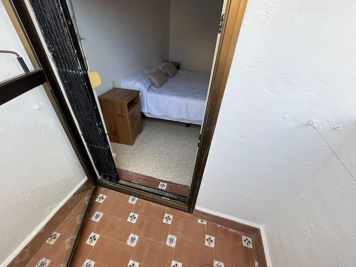 dormitorio con balcon independiente