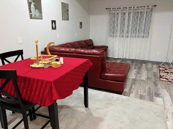התמונה מציגה את פינת האוכל והסלון