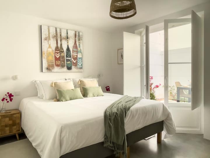 2 dormitorios de la planta baja de la planta baja con baño privado. Tiene acceso directo a una hermosa terraza