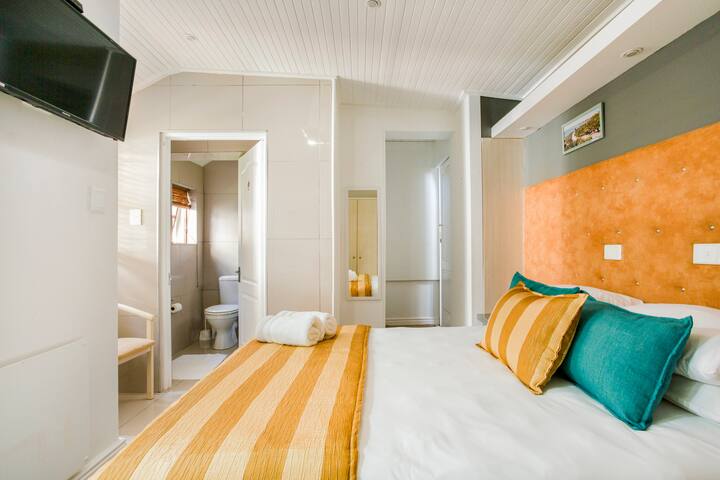 Cedar Three Guest Cottage gallery image 5