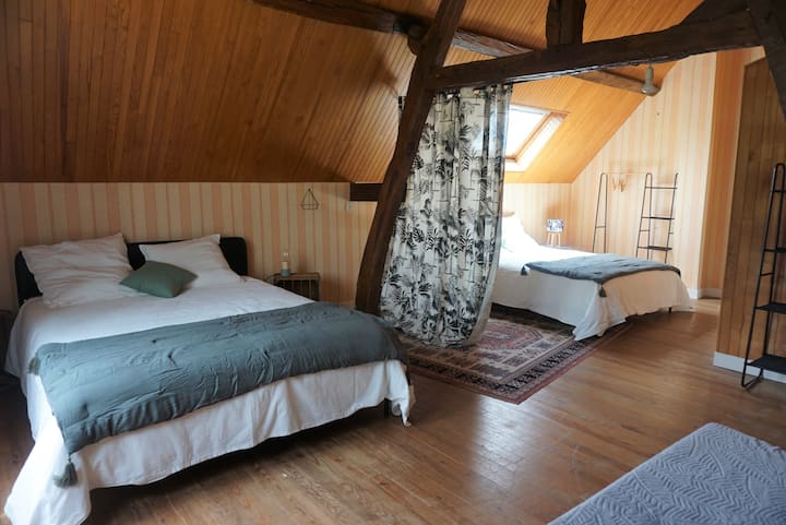 Chambre 3 : espace nuit à l'étage avec deux lits doubles et un BZ (double). Les deux espaces sont séparés par des rideaux. Chaque espace a donc son intimité et son espace de rangement.