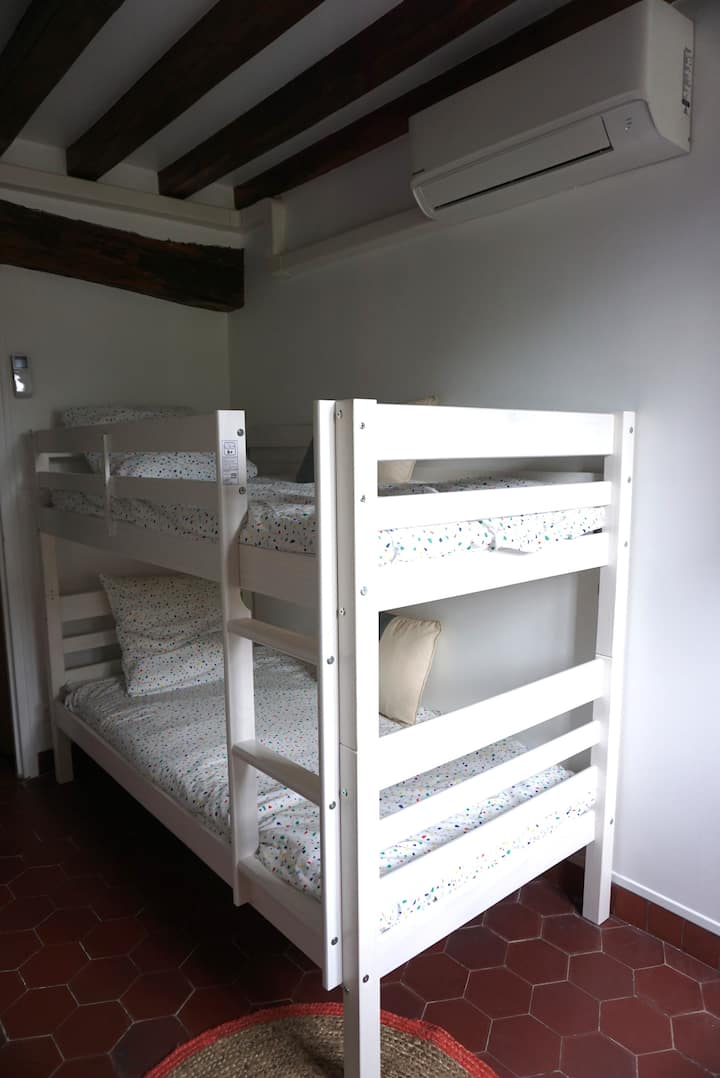 Chambre 1 : deux lits simples superposés. Rénovation Février 2023