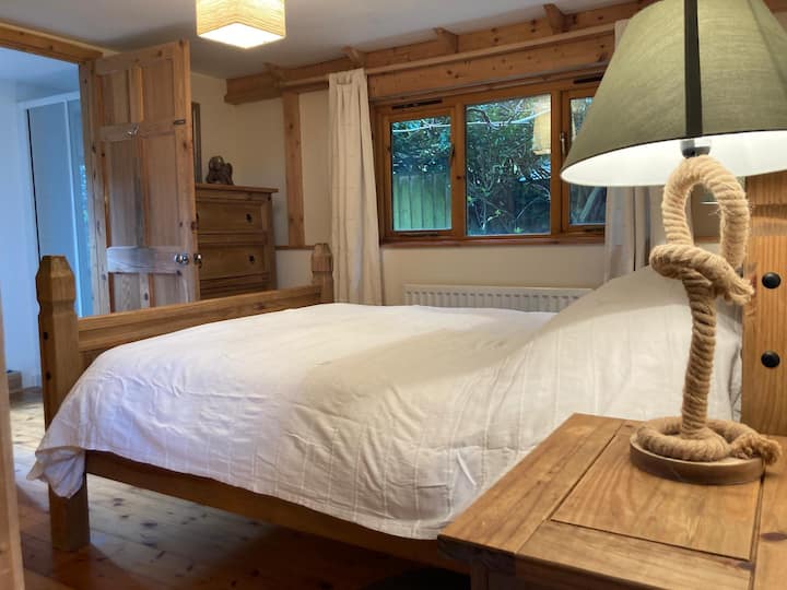 غرفة نوم مزدوجة مع حمام داخلي.