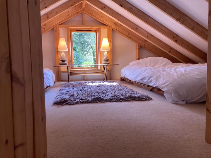 غرفة نوم علوية. سريران. 