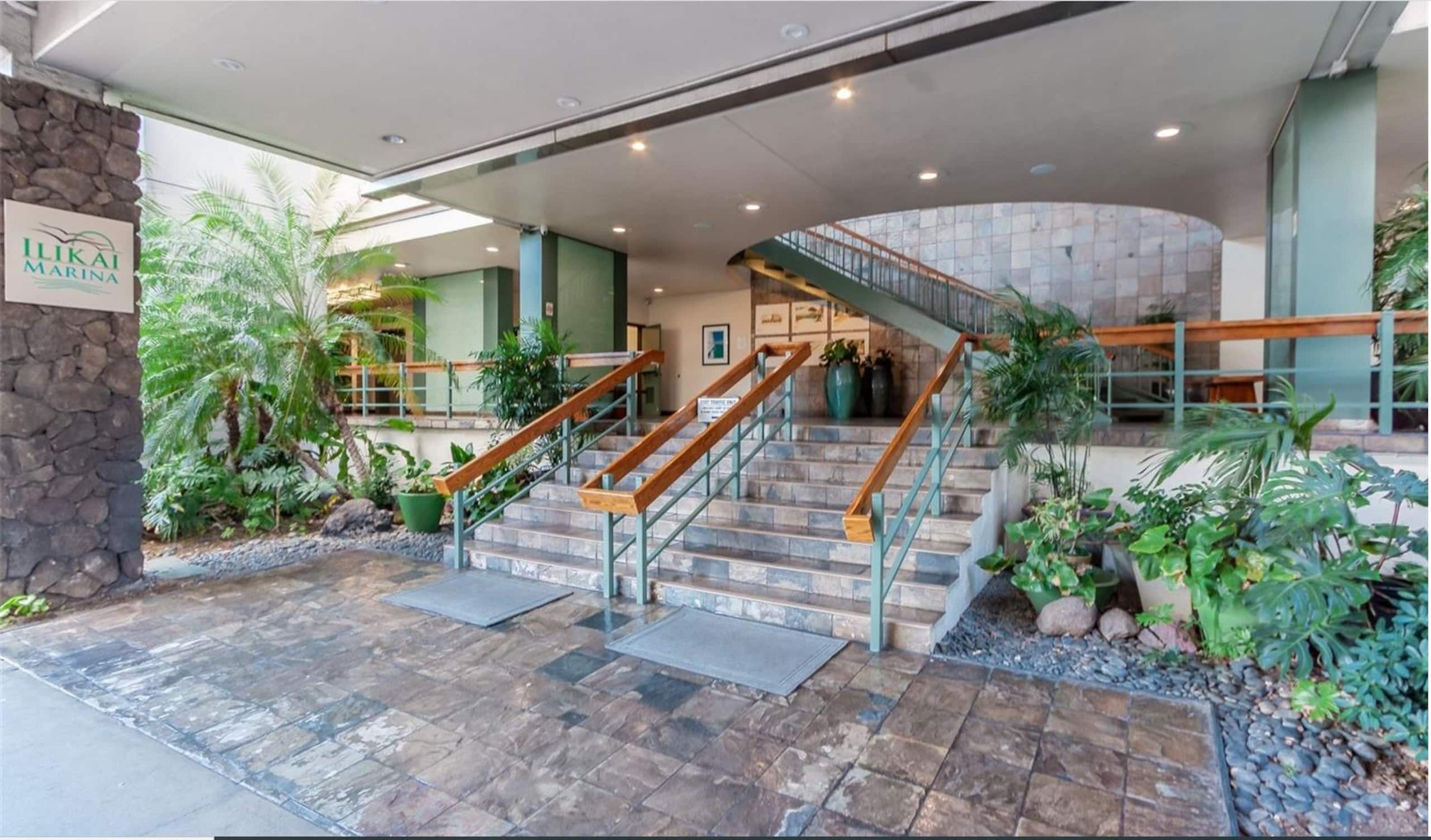 Condo in Honolulu · ★4.73 · 1 bedroom · 2 beds · 1 private bath - Image 15