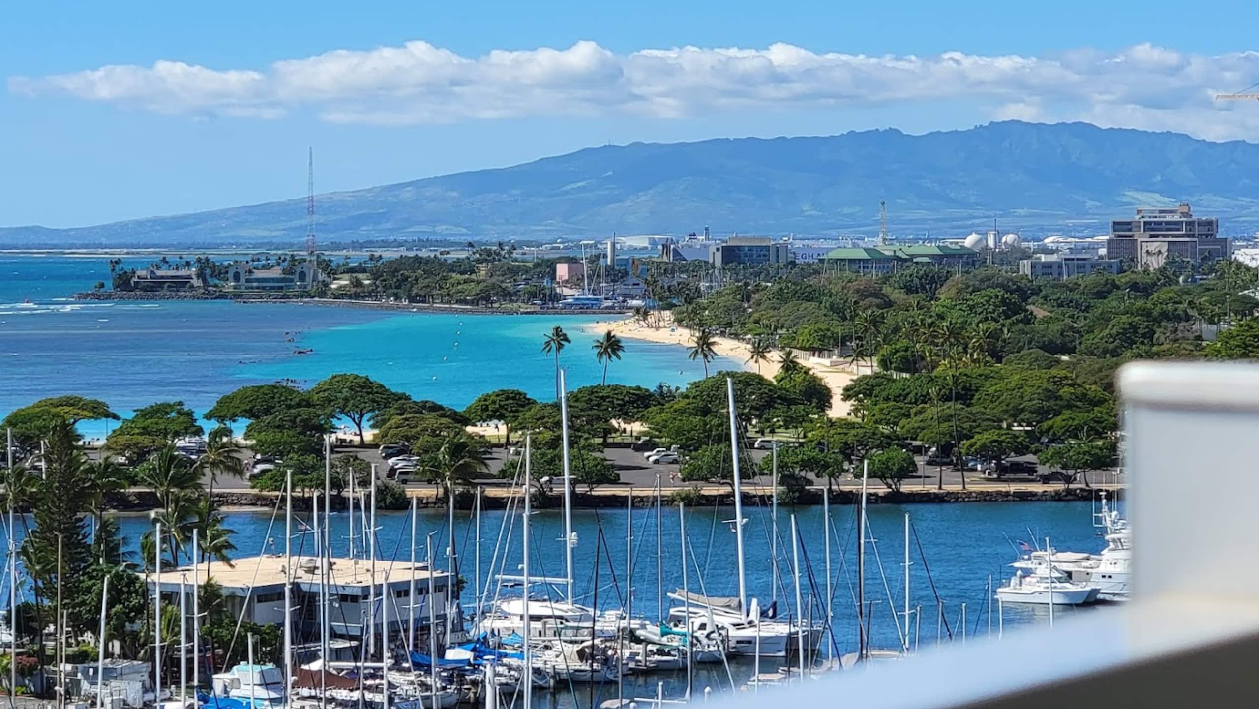 Condo in Honolulu · ★4.73 · 1 bedroom · 2 beds · 1 private bath - Image 19