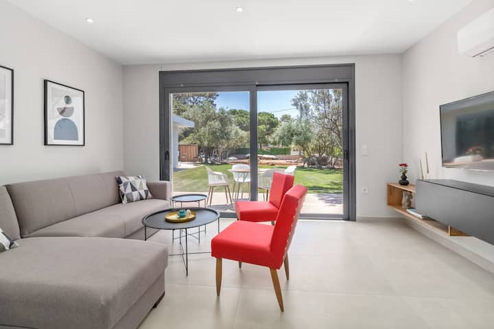 Living room/kitchen photo 1. Lovely 2BR apartment (lower left)