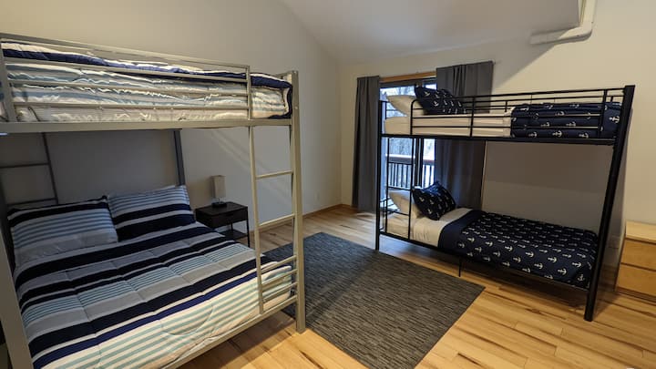 Spálňa s poschodovou posteľou na 2. poschodí: veľká a dvojitá
môže sa ubytovať až 6 osôb