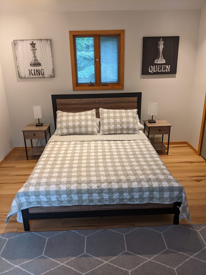 Spálňa s manželskou posteľou veľkosti Queen na 2. poschodí s pracovným priestorom a rozdelenou klimatizáciou