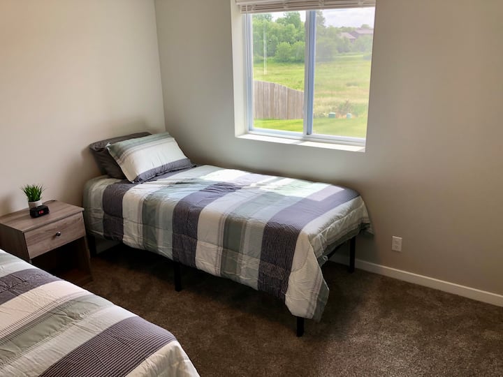 Საძინებელი 3 [XL ერთადგილიანი საწოლი (2), ორივე სერტას სახელის ბრენდი]