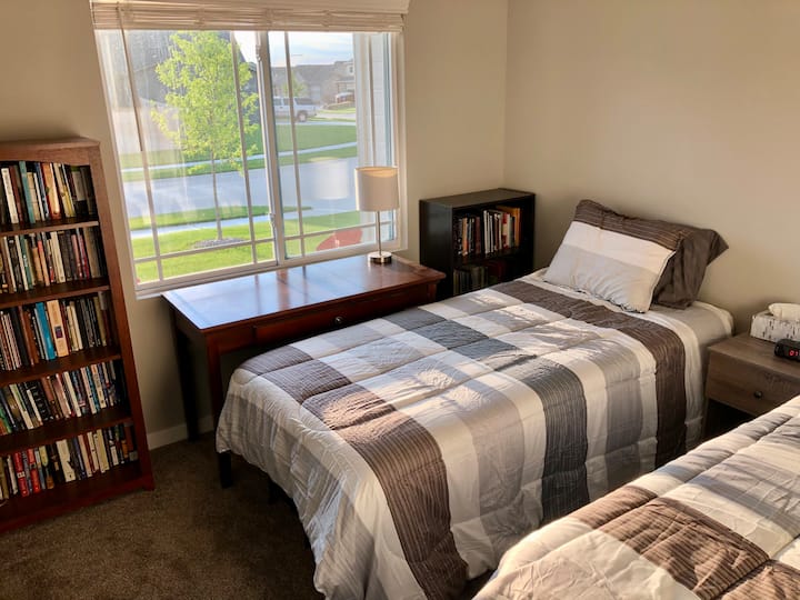 Საძინებელი 4 / საოფისე ოთახი [XL ერთადგილიანი საწოლები (2), ორივე სერტას სახელის ბრენდი]