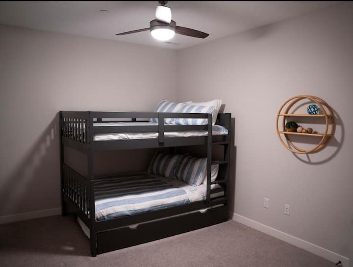 เตียงสองชั้นเต็มรูปแบบพร้อมเตียงที่มีขาติดล้อ