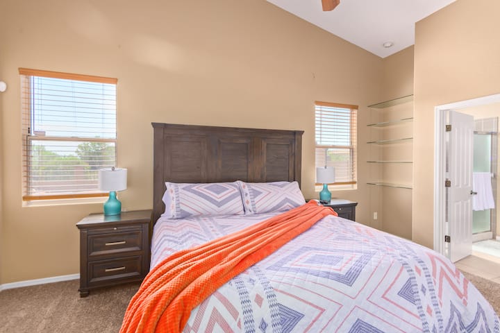 Master Suite აღჭურვილია ახალი Cali King pillowtop მეხსიერების მატრასით.  Აპარტამენტში მთავარი აბაზანა ორმაგი ნიჟარებით, პირადი ტუალეტით,  აბაზანით და საშხაპით