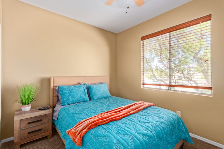 Სასტუმრო საძინებელი ახალი Queen-ის ზომის მატრასით და 55" SMART ტელევიზორით. 