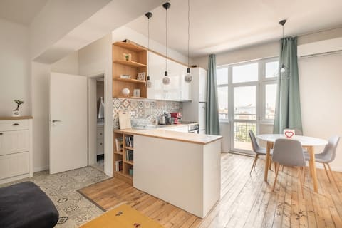 Cozy 2BDR Balcony Apt with View in Historic Center