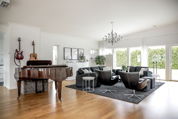 Spacious Home Near Elmia – Perfect for Groups!