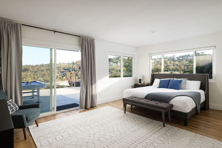 غرفة نومنا ذات الحجم الكبير على الجانب الغربي هي أقصى درجات الراحة مع مرتبة فخمة وفراش ناعم وحمام داخلي حديث. تخلق المناظر الخلابة والضوء الطبيعي مساحة للاسترخاء. 