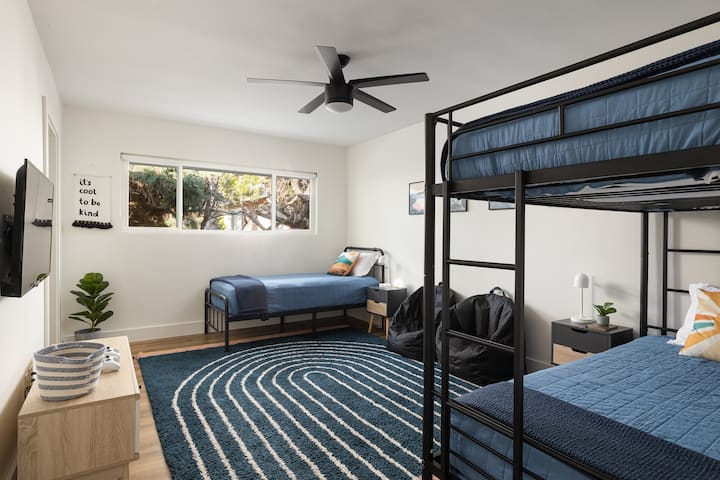 أفضل مكان للاستراحة للأطفال! تحتوي هذه الغرفة على 4 أسرّة مزدوجة مريحة وتلفزيون ذكي مثبت وسلسلة Xbox S. بعد يوم طويل من الاستكشاف، دعهم يسترخون في حمامهم الخاص مع مجموعة حوض استحمام.