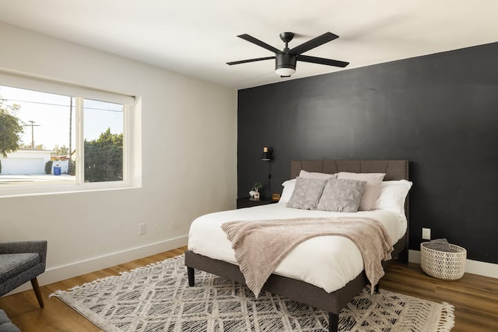 هذه الغرفة المريحة مثالية لنوم جيد مع سرير بحجم كبير وبيئة هادئة. استمتع بإعداد كرسي مريح للقراءة أو الاسترخاء مع كوب من القهوة. على الرغم من عدم وجود حمام داخلي، إلا أنه لا يزال مكانًا رائعًا للاسترخاء.