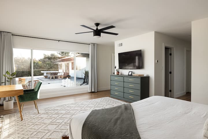 غرفة النوم الأساسية هي ملاذك المريح مع نوافذ كبيرة تطل على جبل الجميل. هيليكس، مرتبة فاخرة بحجم كبير، وحمام داخلي مع زخارف مزدوجة ودش واسع.