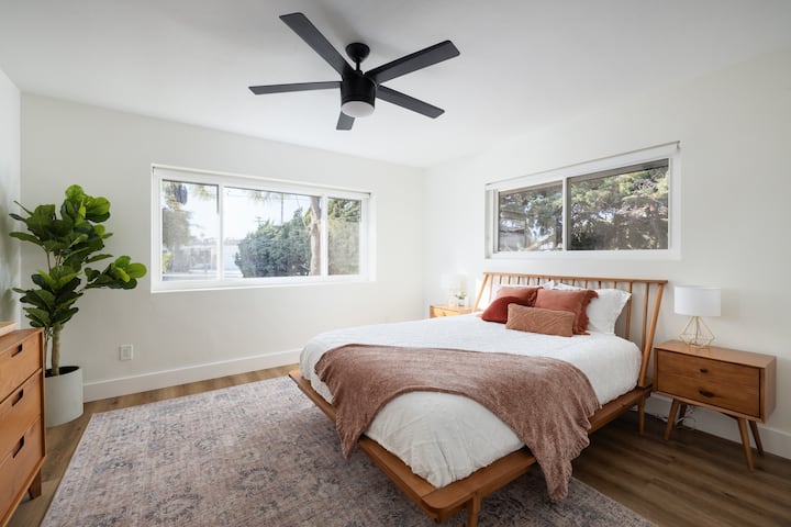 اكتشف الصفاء والفخامة في هذه الغرفة الأنيقة ذات الألوان الهادئة والتصميم الجميل والتركيبات الراقية في الحمام الداخلي.