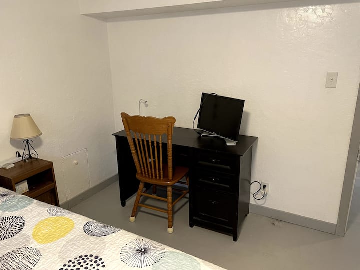 Pracovný priestor s monitorom v spálni.