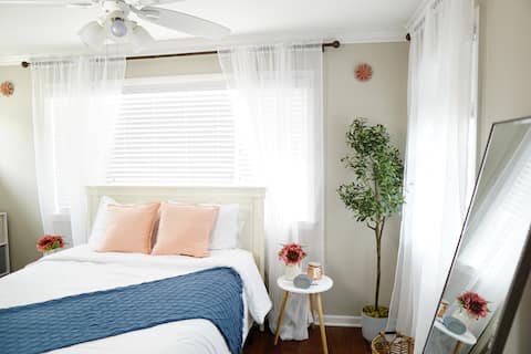 Cozy Beach Block House w/ Rooftop Deck~Beach & Bar