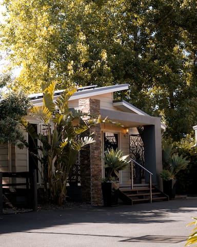 Self Contained cottage on 10 acres