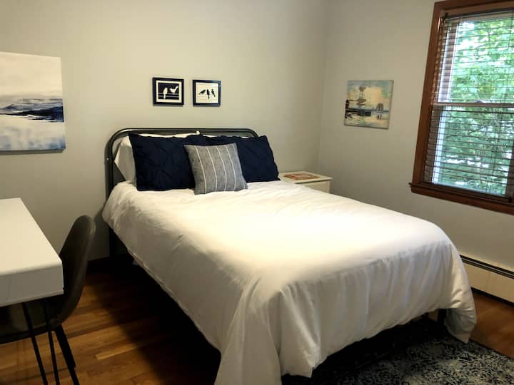 تحتوي غرفة النوم الثالثة على سرير مزدوج/كامل الحجم. يوجد مكتب في الغرفة إذا لزم الأمر للعمل عن بعد أو الدراسة. 